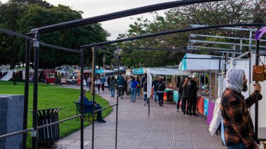 Buenos Aires şehri, Buenos Aires, Arjantin. 05-20-23: Francia Park 'taki Recoleta sokak fuarında soğuk bir sonbahar akşamına katılan insanlar