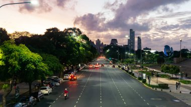 Buenos Aires şehri, Buenos Aires, Arjantin. 05-20-23: Figueroa Alcorta Bulvarı soğuk bir öğleden sonra