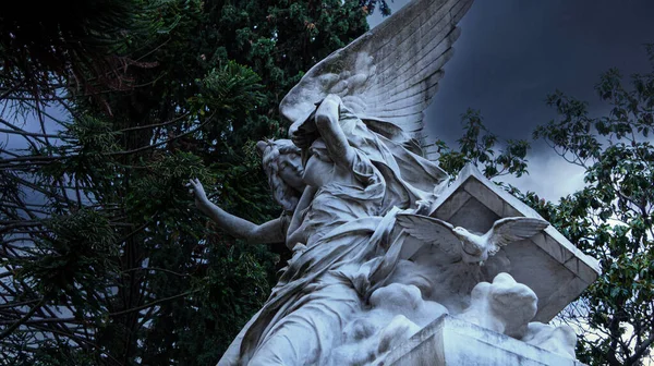 Ángel Sosteniendo Una Escultura Piedra Mujer Colocado Encima Mausoleo Cementerio — Foto de Stock