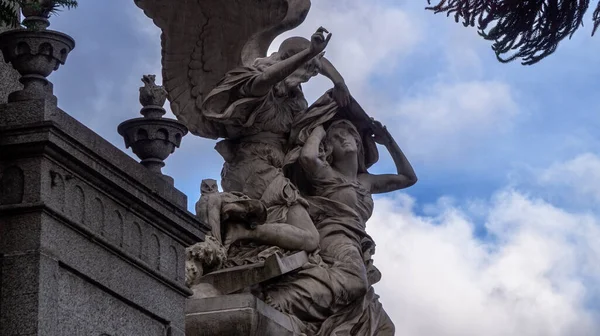 Melek bir kadın heykeli tutuyor. Recoleta mezarlığındaki bir mozolenin üstüne yerleştirilmiş.