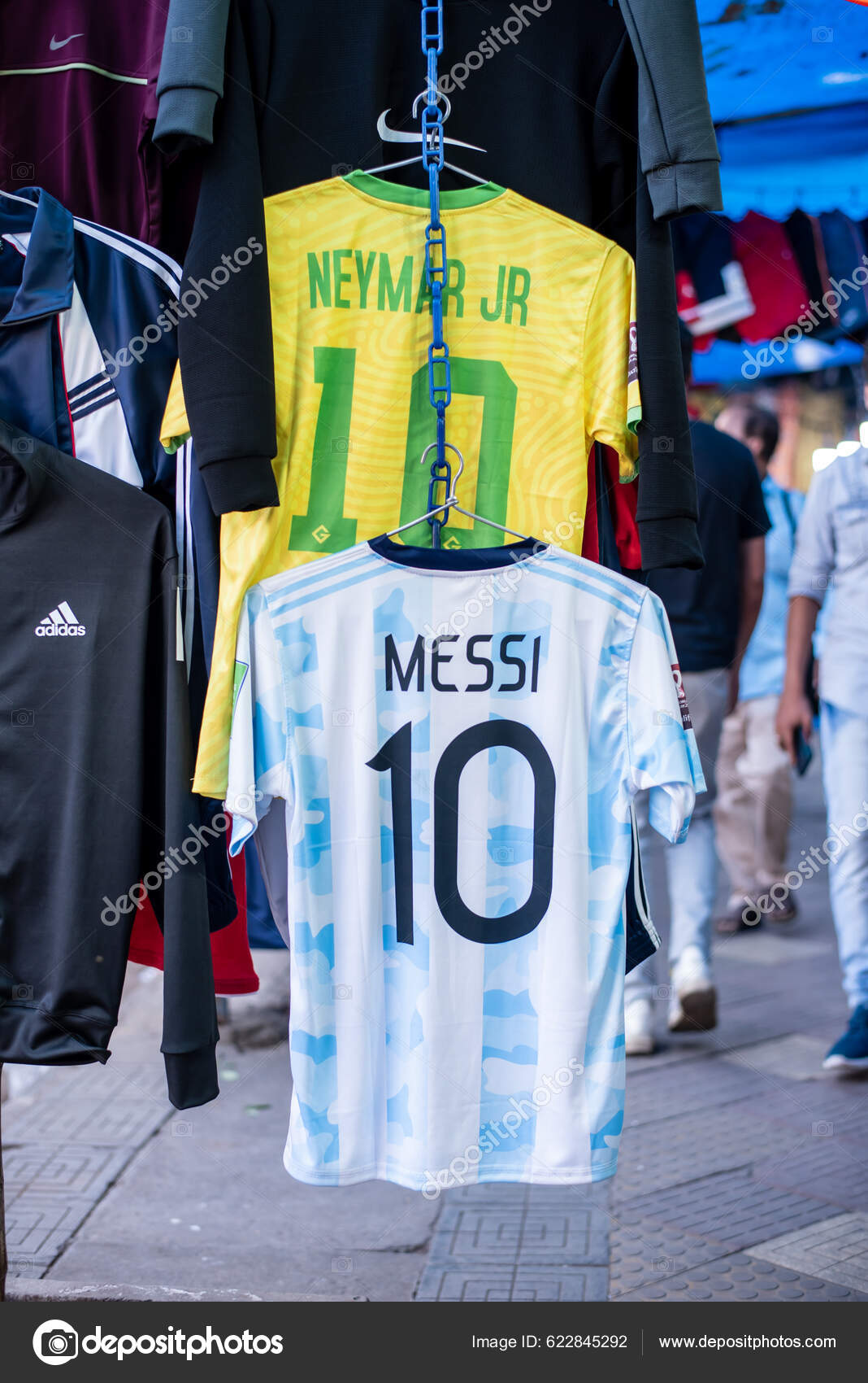 Kalkutta Intia Marraskuuta 2022 Jalkapallo Pelipaidat Leonor Messi Neymar  Ovat – toimituksellinen valokuva © sbhaumik #622845292