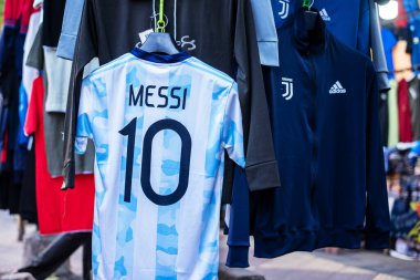 Kalküta, Hindistan - 15 Kasım 2022. Leonor Messi 'nin futbol formaları satmak için bir perakende mağazasında asılı..