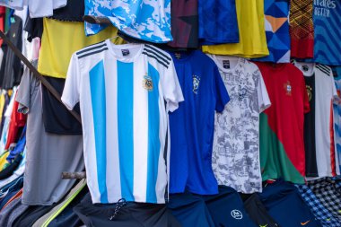 Kalküta, Hindistan - 15 Kasım 2022. Çeşitli ülkelerden futbol formaları satmak için bir perakende mağazasında asılı..