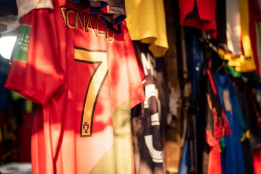 Kalküta, Hindistan - 15 Kasım 2022. Cristiano Ronaldo 'nun futbol forması 07 numaralı forması satmak için bir perakende mağazasında asılı.