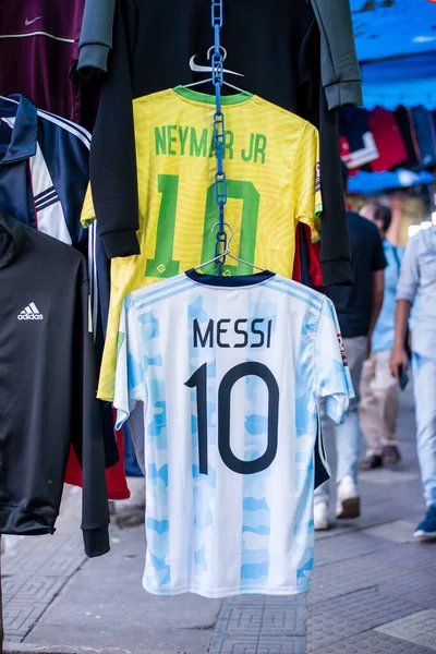 印度加尔各答 2022年11月15日 Leonor Messi 和尼玛 Neymar 的运动衫被挂在一家零售店里出售 图库照片