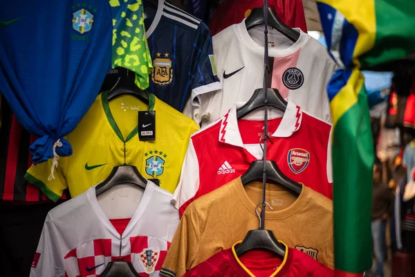 印度加尔各答 2022年11月15日 各国的足球衫都挂在一家零售店里出售 图库图片