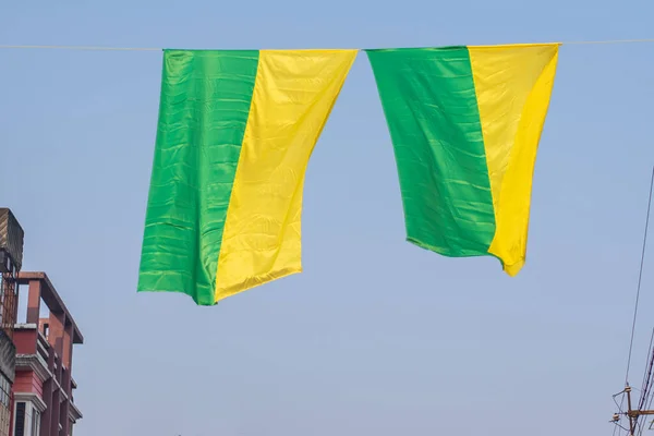 ブラジルの旗は孤立した青い空に向かって飛んでいます — ストック写真