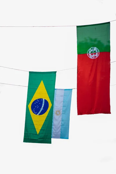 ブラジル カナダ アルゼンチンの旗は孤立した白い背景にかかっています — ストック写真