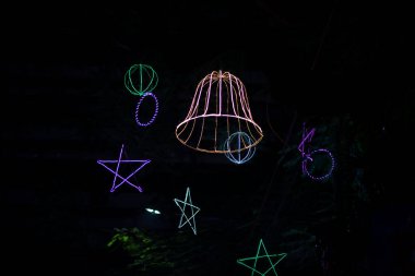 Şehir caddesi Noel boyunca ışık dizisiyle süslendi.