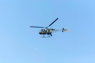 Kalküta, Hindistan - 15 Aralık 2022: İzole edilmiş mavi gökyüzüne karşı yakın çekim. Hint Hava Kuvvetleri Helikopteri.