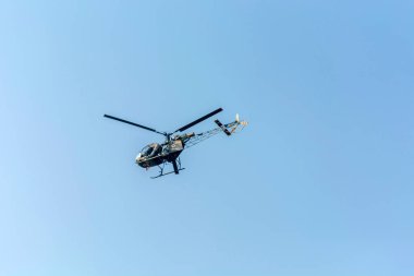 Kalküta, Hindistan - 15 Aralık 2022: İzole edilmiş mavi gökyüzüne karşı yakın çekim. Hint Hava Kuvvetleri Helikopteri.