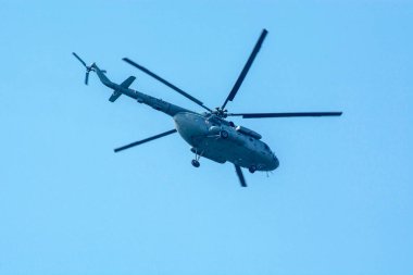 İzole edilmiş mavi gökyüzüne karşı uçan helikoptere yakın çekim. Hint Hava Kuvvetleri Helikopteri.