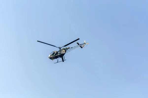 Calcutá Índia Dezembro 2022 Close Helicóptero Voador Contra Céu Azul — Fotografia de Stock