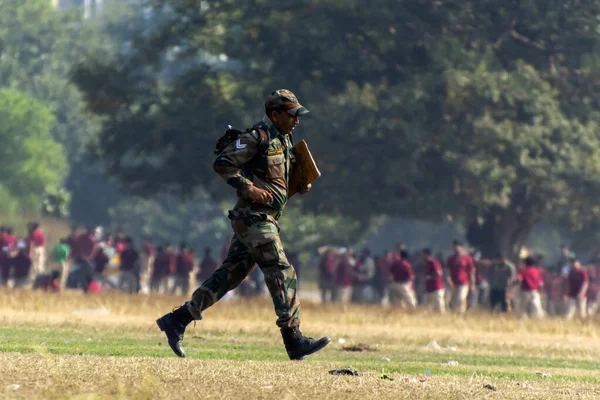 Kolkata Hindistan Aralık 2022 Bir Asker Elinde Dosyayla Koşuyor — Stok fotoğraf