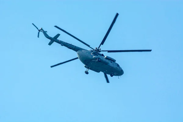 Primer Plano Del Helicóptero Volador Contra Cielo Azul Aislado Helicóptero —  Fotos de Stock