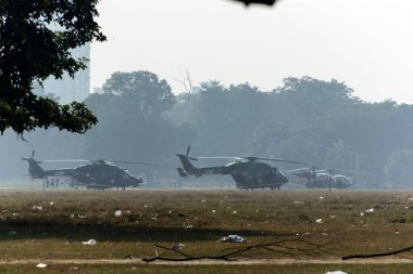 Kolkata, Hindistan 15 Aralık 2022. Askeri helikopter şehirde bir yerde uçmaya hazır..