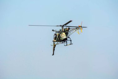 Kolkata, Hindistan 15 Aralık 2022. Para komando helikopterden kayıyor ve halatla kayıyor. Hint Hava Kuvvetleri, yeteneklerini halkın önünde gösteriyor..