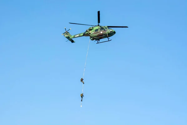 Kalkuta Indie Grudnia 2022 Para Commando Ślizgający Się Rapujący Helikoptera — Zdjęcie stockowe
