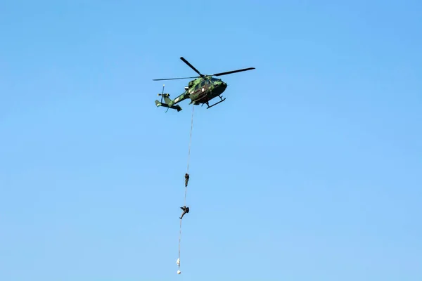 Kalkuta Indie Grudnia 2022 Para Commando Ślizgający Się Rapujący Helikoptera — Zdjęcie stockowe