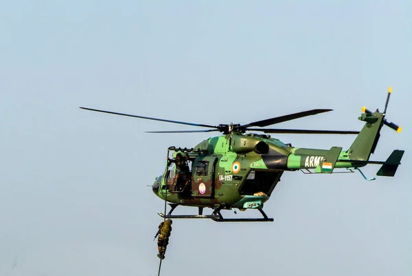Kolkata India December 2022 Para Commando Slithering Rappelling Vanuit Helikopter — Stockfoto