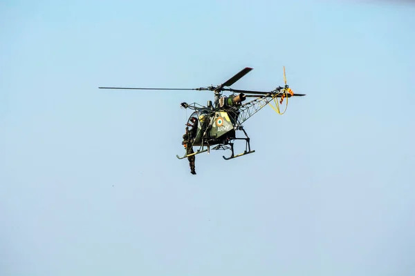 Kolkata India December 2022 Para Commando Slithering Rappelling Vanuit Helikopter — Stockfoto
