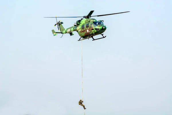 Kolkata India 2022 Para Commando Slithering Rappelling Helicopter 데일리 그래프 — 스톡 사진