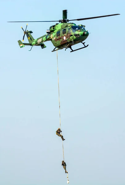2022年12月15日于印度加尔各答 从直升机上滑行和猛禽突击队 印度空军在公众面前展示了他们的能力 — 图库照片
