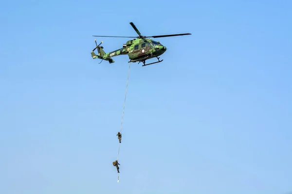 Kolkata Índia Dezembro 2022 Para Comando Deslizando Rapel Helicóptero Força — Fotografia de Stock
