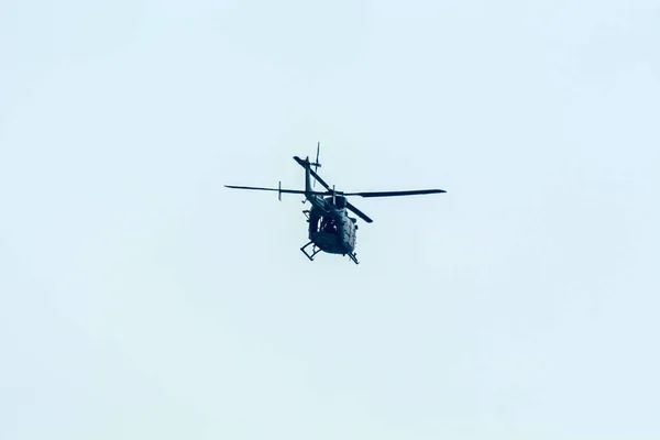 Gevechtshelikopter Vliegt Tegen Een Geïsoleerde Blauwe Lucht Bestrijding Helikopter Aanval — Stockfoto