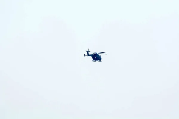 Gevechtshelikopter Vliegt Tegen Een Geïsoleerde Blauwe Lucht Bestrijding Helikopter Aanval — Stockfoto
