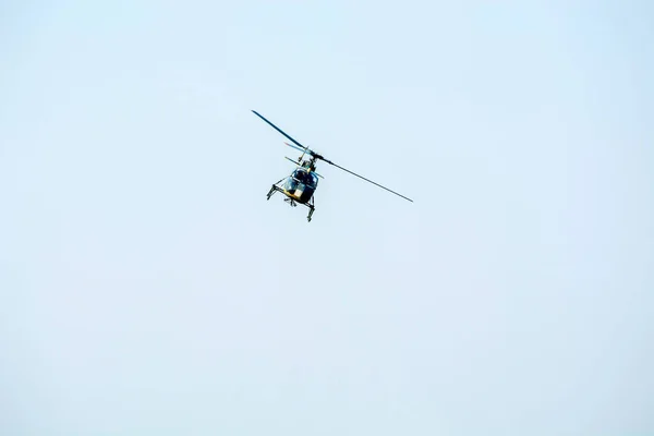 Боевой Вертолет Летит Изолированном Голубом Небе Боевой Вертолет — стоковое фото