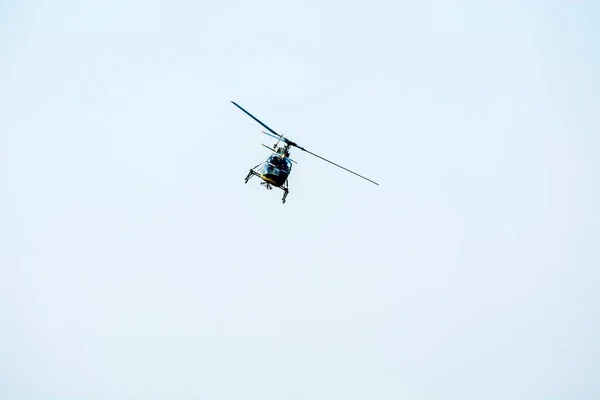 Stridande Helikopter Flyger Mot Isolerad Blå Himmel Stridande Helikopter Attack — Stockfoto