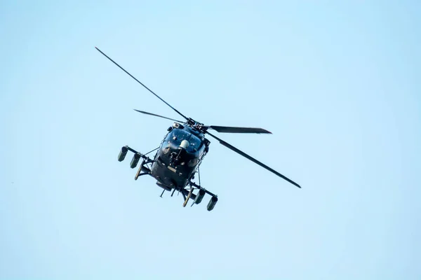Μαχητικό Ελικόπτερο Πετάει Ενάντια Στον Απομονωμένο Γαλάζιο Ουρανό Μαχητικό Ελικόπτερο — Φωτογραφία Αρχείου