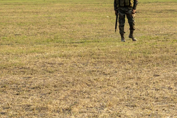 Gardien Sécurité Avec Fusil Debout Sur Terrain Pour Protéger Zone — Photo
