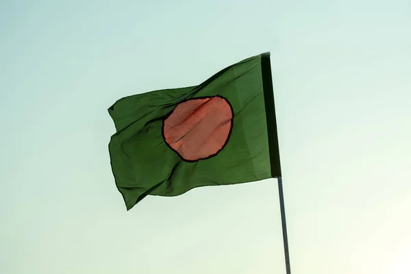 Флаг Бангладеш Сдирается Изолированном Голубом Небе — стоковое фото