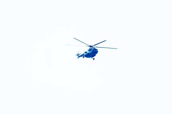 Fliegender Hubschrauber Vor Isoliertem Weißen Hintergrund — Stockfoto