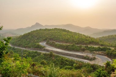 Dağdaki boş Spiral yolu.