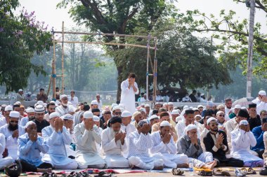 Kalküta, Hindistan - 22 Nisan 2023: Müslüman insanlar Nawaz okuyorlar