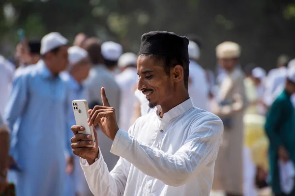 Kalküta Hindistan Nisan 2023 Cep Telefonuyla Fotoğraf Çeken Insanlar — Stok fotoğraf