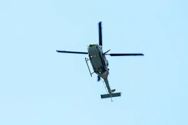 Крупный План Боевого Вертолета Летит Против Изолированного Голубого Неба — стоковое фото