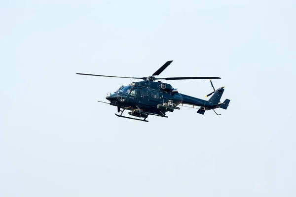 Боевой Вертолет Собирается Атаковать Врага Вертолет Летит Изолированному Голубому Небу — стоковое фото