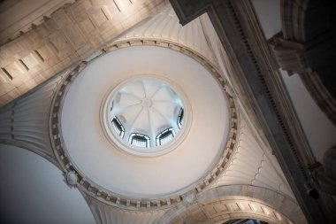 Victoria Anıtı 'nın kubbesinin içinde, Kolkata. 1906 ve 1921 yılları arasında İngiliz hükümeti tarafından inşa edilmiştir. 1876 'dan 1901' e kadar Hindistan İmparatoriçesi Kraliçe Victoria 'nın anısına ithaf edilmiştir..