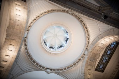 Victoria Anıtı 'nın kubbesinin içinde, Kolkata. 1906 ve 1921 yılları arasında İngiliz hükümeti tarafından inşa edilmiştir. 1876 'dan 1901' e kadar Hindistan İmparatoriçesi Kraliçe Victoria 'nın anısına ithaf edilmiştir..