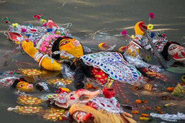 Dört gün süren festival bittikten sonra tanrıça Durga 'nın nehre gömülmesi. Durga kil tarafından yaratılmıştır..
