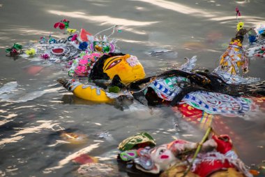 Dört gün süren festival bittikten sonra tanrıça Durga 'nın nehre gömülmesi. Durga kil tarafından yaratılmıştır..