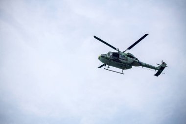 Helikopter izole edilmiş mavi gökyüzünde ilerliyor.