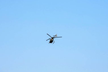  Helikopter ıssız mavi gökyüzünde uçuyor.