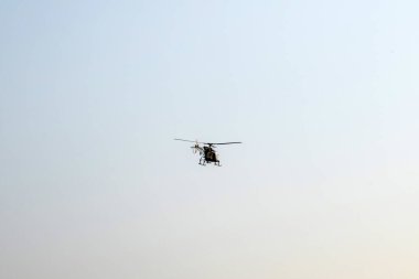  Helikopter ıssız mavi gökyüzünde uçuyor.