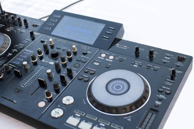 Beyaz bir masada bir DJ ses mikserinin yakın plan görüntüsü