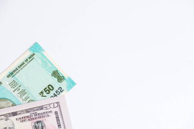 Amerikan doları ve Hindistan döviz kuru. Amerikan dolarının ve Hint kağıt parasının yakın çekimi.